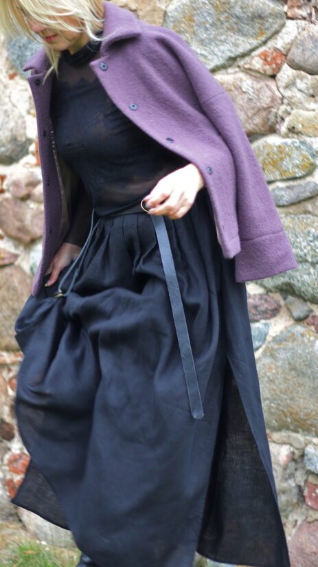 Melni lina svārki ar šķēlumiem sānos un ādas jostu